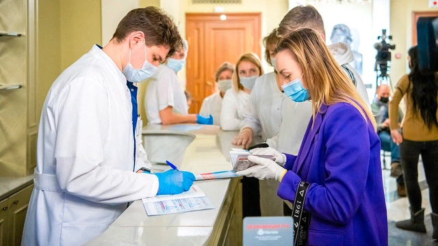 Российские врачи сообщили о снижении качества медпомощи из-за вакцинации от COVID-19