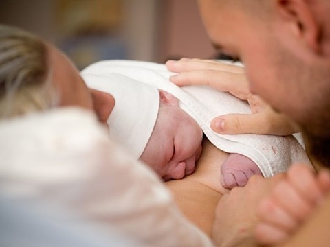 Женщина, которую не пустили в челябинский роддом, родила в машине у больницы
