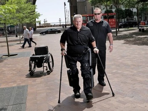 Ученые улучшили экзоскелет, позволяющий парализованным людям ходить