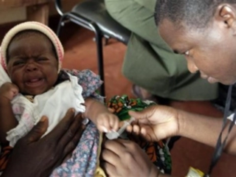 Вакцину против малярии [успешно испытали на большой группе африканских детей]
