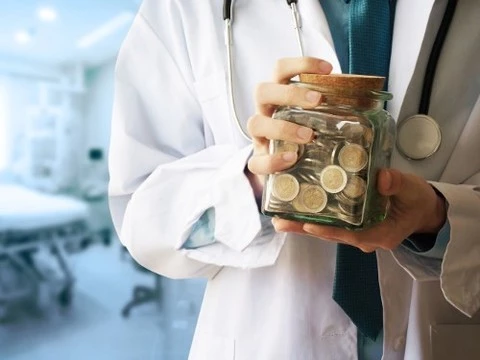 Столичные власти довольны зарплатами городских врачей, сами медики — не очень