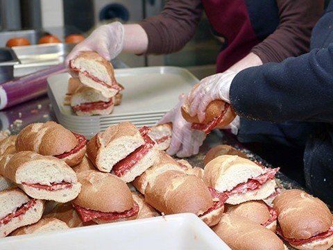 Белый хлеб и колбаса увеличивают риск необратимого поражения глаз с возрастом
