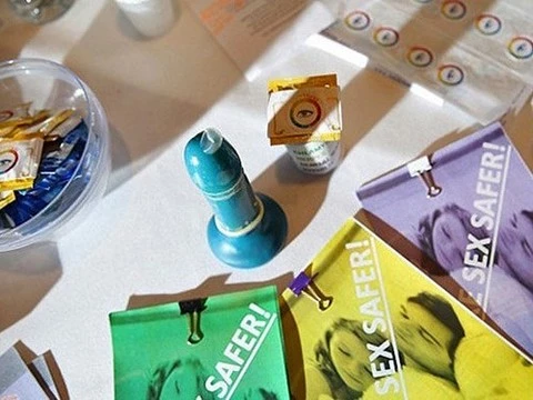 «Умные» презервативы меняют цвет при контакте с вирусами и бактериями