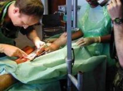 Британские хирурги оперируют грязными инструментами