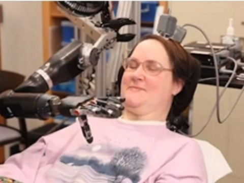 Видео: Робо-рука позволила парализованной женщине самостоятельно угостить себя шоколадом