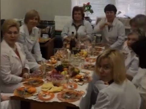 Лига защиты врачей вступилась за кардиолога, уволенного из-за видео праздничного застолья