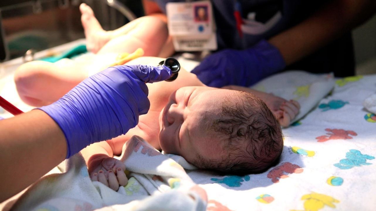 У новорожденных с COVID-19 обнаружили признаки поражения сетчатки