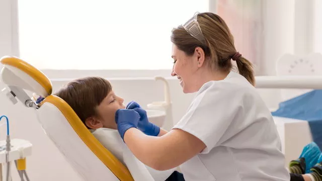 Визит ребенка к стоматологу. Врачи отвечают на частые вопросы родителей