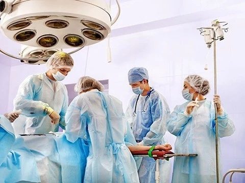 В ХМАО пациентку под наркозом уронили с операционного стола