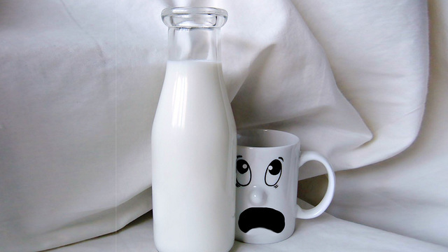 “Буря” в животе от стакана молока?