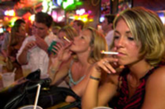 В Великобритании вводится полный запрет на курение в клубах и пабах