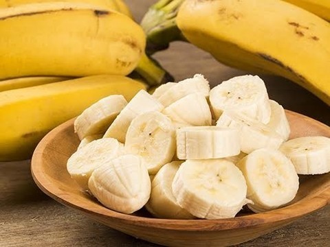 Дрочка пизды бананом и огурцом