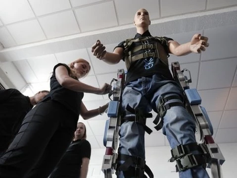 В России набирают добровольцев-инвалидов [для испытания экзоскелета]