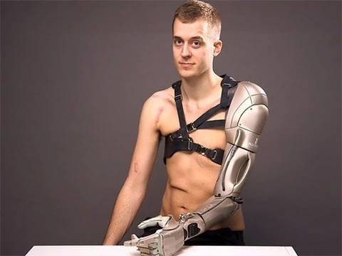 Роботизированная рука оснащена USB-портом и часами