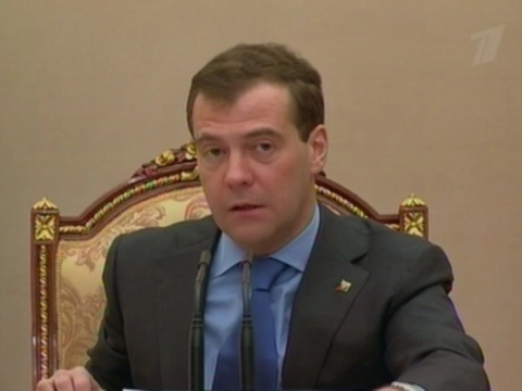 Медведев поручил правительству [следить за ценами на лекарства]