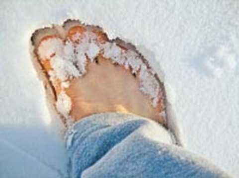 Морозит ноги почему. Почему мёрзнут конечности ног. Почему постоянно холодные ноги. Мёрзнут конечности причины. Морозит ноги почему.