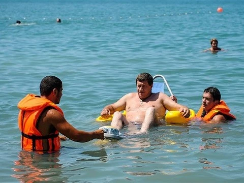 В Анапе маломобильным людям будет удобно загорать и купаться
