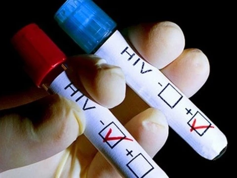Суд отказал ВИЧ-инфицированным [в праве усыновлять детей]