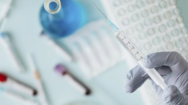 В России начались испытания на людях двух форм вакцин от COVID-19 — Минздрав