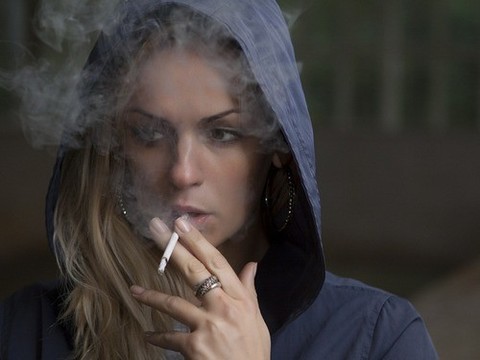Молодежь часто считает табачные продукты менее вредными и верит Интернету больше, чем врачам