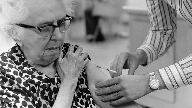 Оксфордская вакцина предположительно показала эффективность у пожилых людей