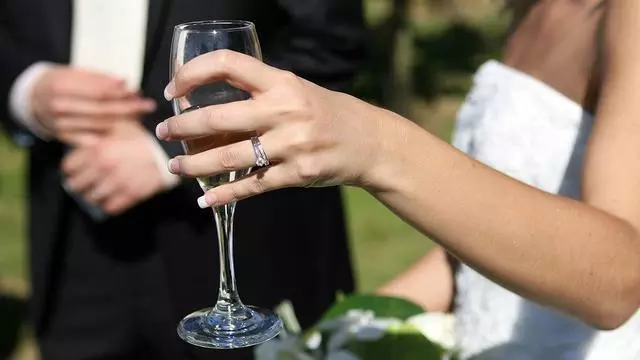 Ранний брак может провоцировать злоупотребление алкоголем