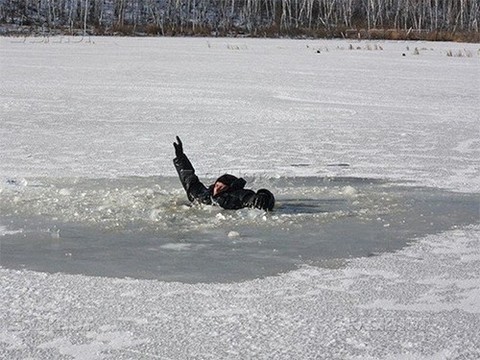 Водитель скорой помощи вытащил подростка из полыньи