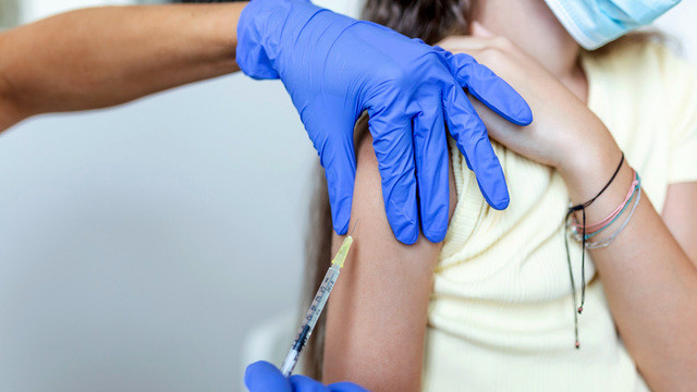 В Москве началась финальная фаза испытаний вакцины от COVID-19 для подростков