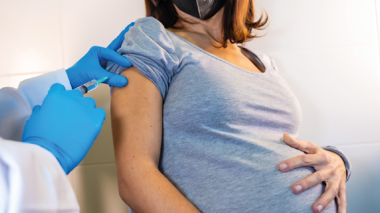 Привитые от COVID-19 беременные женщины могут передавать антитела своим детям
