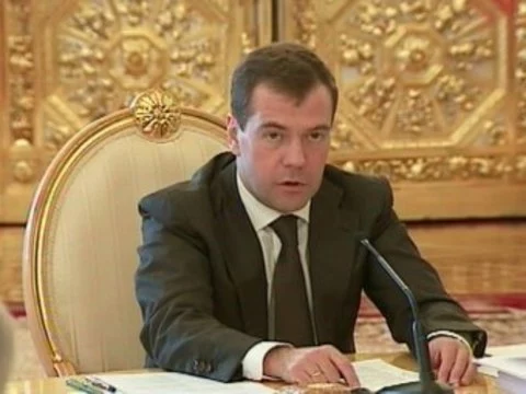 Медведев предложил ужесточить ответственность за [продажу алкоголя и табака детям]