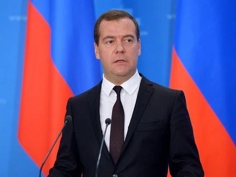 Медведев пообещал не сокращать расходы ФОМС на оказание медпомощи