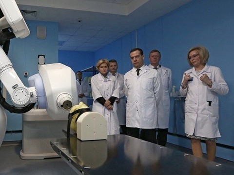Медведев поручил проработать поправки о создании резерва в бюджете ФОМС