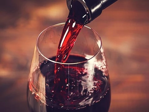 Бокал вина за ужином не спасает от инфаркта и инсульта (и увеличивает риск рака)