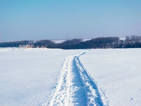 В Оренбуржье из-за снежных заносов в очередной раз застрял санитарный автомобиль