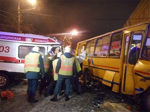 В результате столкновения маршрутки и «скорой» пострадали 10 человек