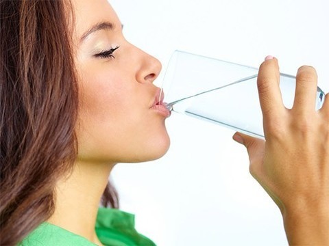 Чтобы цистит не вернулся, нужно ежедневно дополнительно выпивать 6 чашек воды