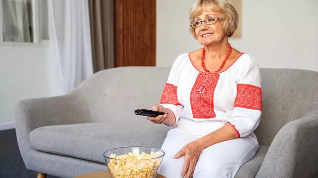 Ученые выяснили, как связано сидение на диване перед телевизором и болезни в старости