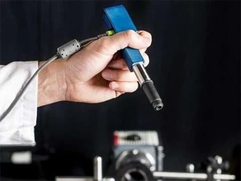 Микроскоп размером с ручку упростит проведение операций на головном мозге