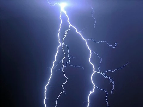 Мужчину, в которого попала молния, спасли его радио и пенис