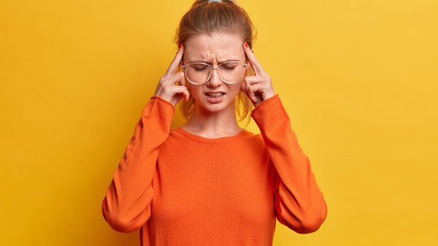 Когда головную боль нужно лечить у врача? Объясняет невролог