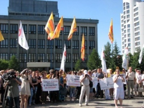 Алтайским медикам [разрешили митинг против низких зарплат]