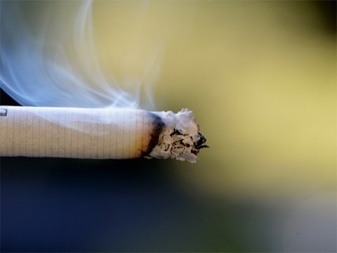 Ученые узнали, почему курильщики чаще болеют простудой