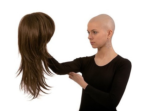 У людей выпадают волосы из-за онкологии или от химиотерапии? И почему брови остаются?