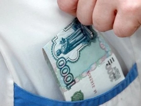 [Главврача в Саратовской области] оштрафовали за взятку на 240 тысяч рублей