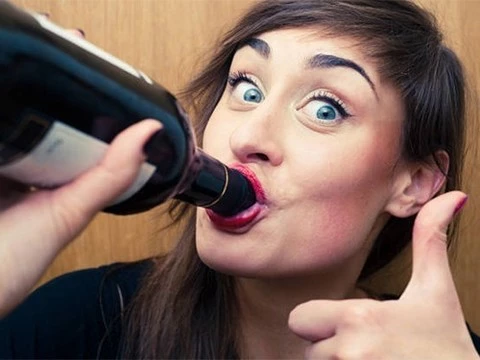 Женщины стали употреблять алкоголя столько же, сколько мужчины