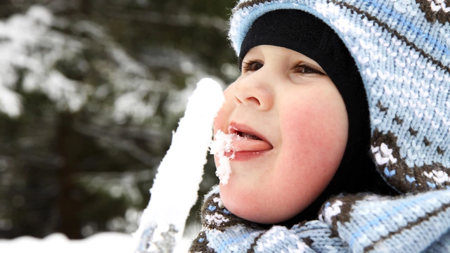 Педиатр Алексей Бессмертный: «Пробовать снег и сосульки — это нормально для ребенка»
