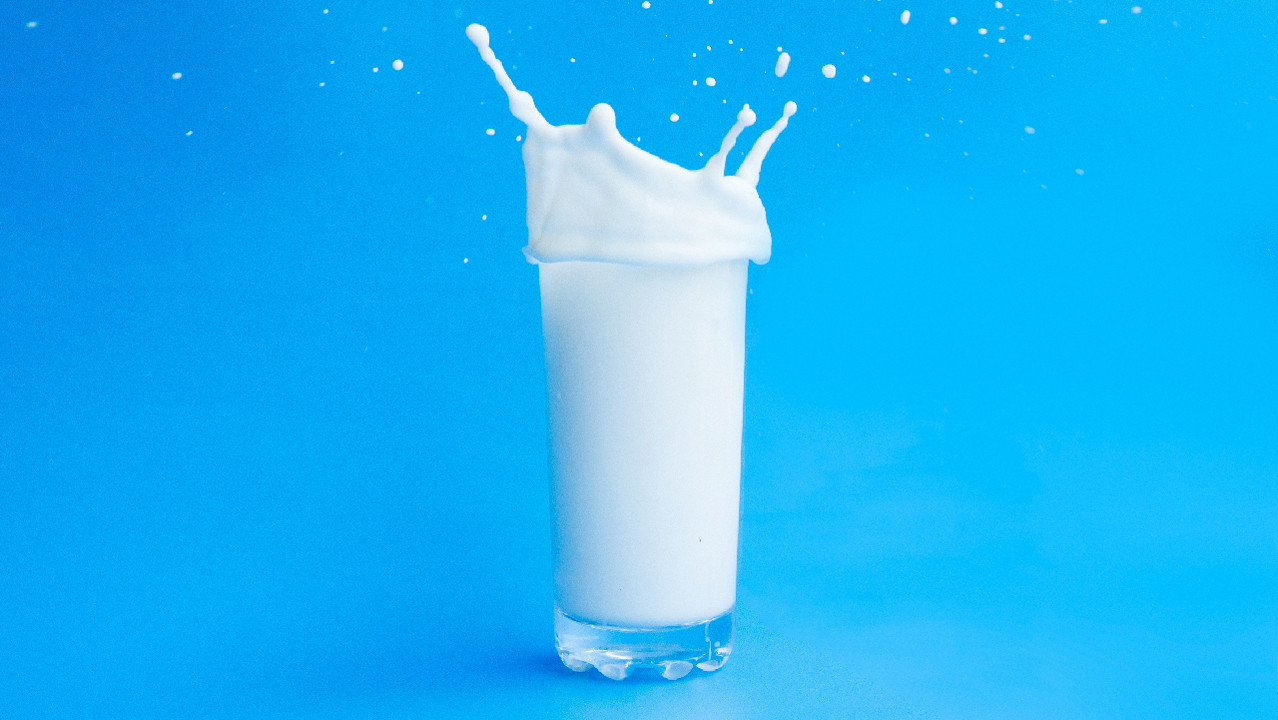 Регулярное употребление молока не повышает холестерин — крупнейшее исследование
