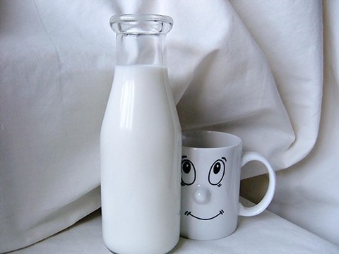 Дети, которые пьют цельное молоко, реже набирают лишний вес