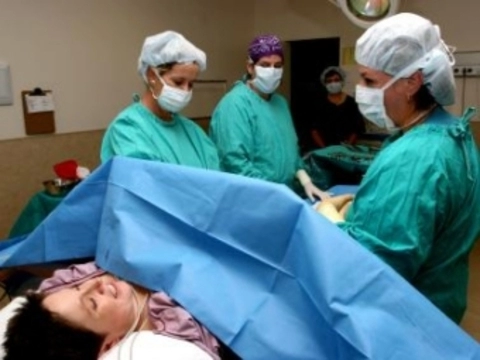 Израильский хирург [поджег пациентку во время операции]
