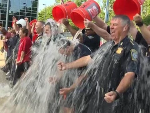 Флэшмоб Ice Bucket Challenge за месяц собрал [почти сто миллионов долларов]